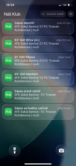 Zamčený displej telefonu s notifikacemi aplikace Náš Klub – zápas za hodinu začíná, právě začal, padly góly a zápas skončil výsledkem 2:1